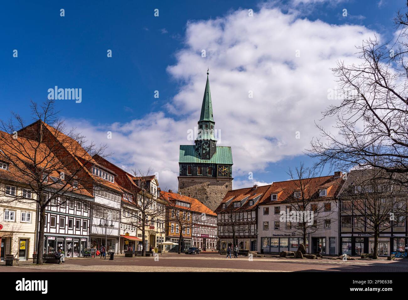 Fachwerkhäuser am Kornmarkt und Marktkirche St. Aegidien in Osterode am Harz, Niedersachsen, Deutschland Stockfoto