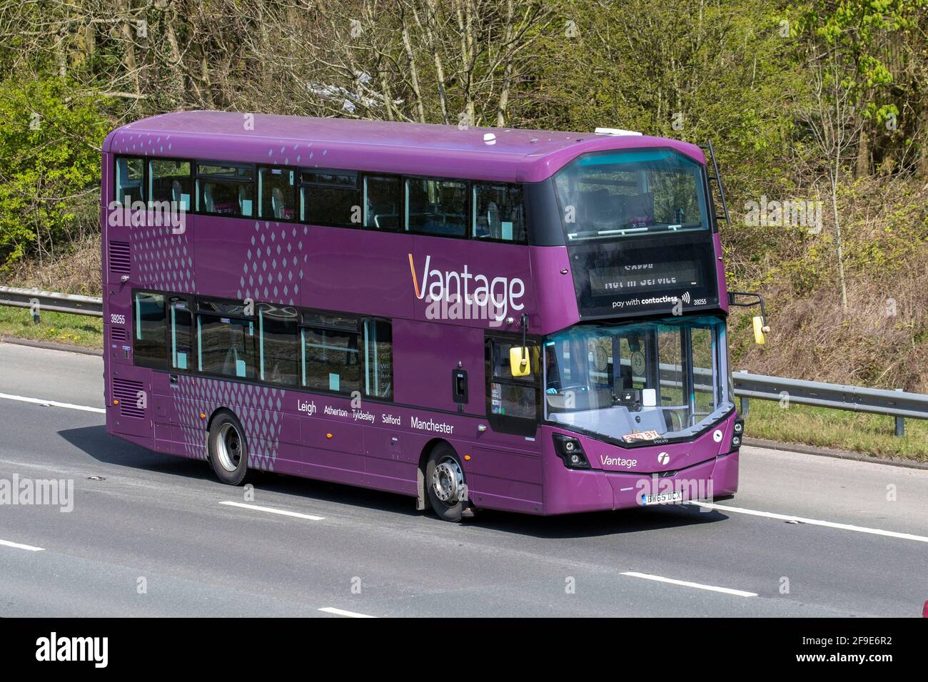 2016 Purple Volvo Vantage 5132cc PSV Fahren mit Handelsschildern; Personenverkehr im Reisebus, bewegliche PSV-Fahrzeuge, Busse, die Fahrzeuge auf britischen Straßen fahren, Luxusmotoren, Urlaubsexkursion, Urlaub & Reisen auf dem Autobahnnetz der M6, Großbritannien Stockfoto