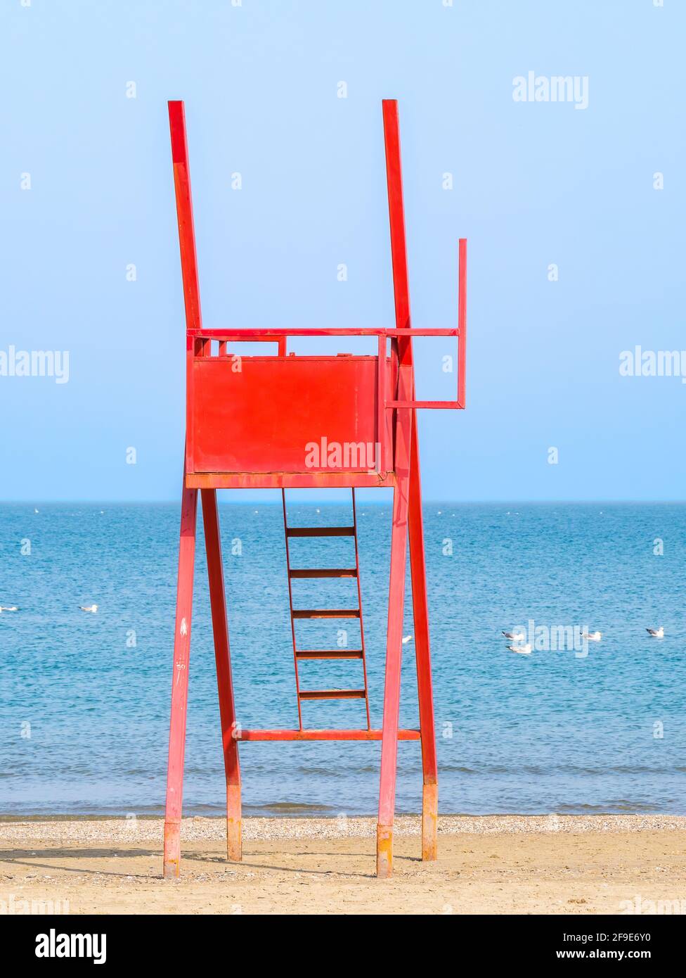Roter Bademeister-Stuhl an einem leeren Strand Stockfotografie - Alamy