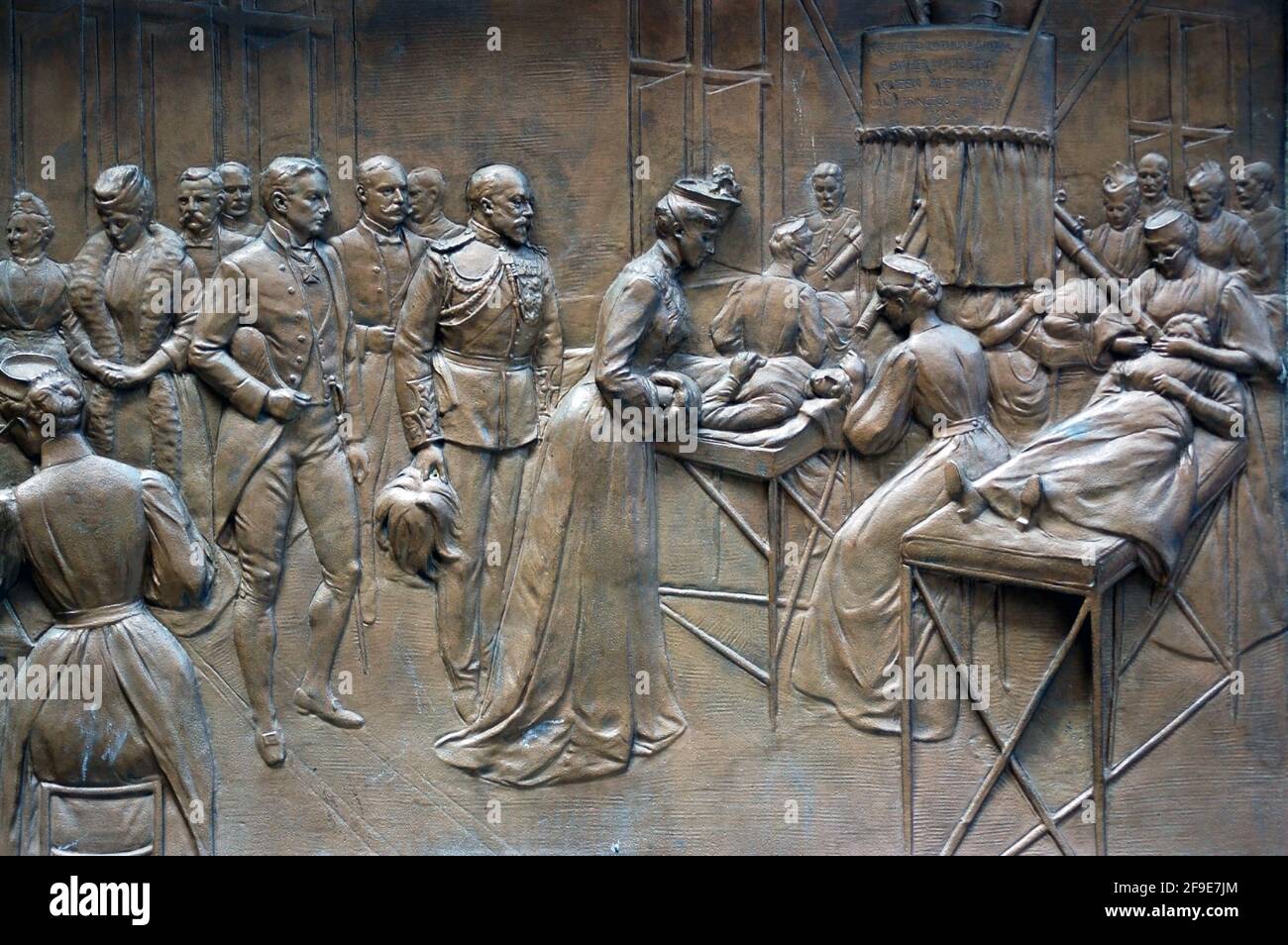Ein Bronzerelief, das Königin Alexandra und ihren Ehemann König Edward VII. Zeigt, wie sie Patienten, Ärzte und Krankenschwestern im Royal London Hospital, Whitechape, besuchen Stockfoto