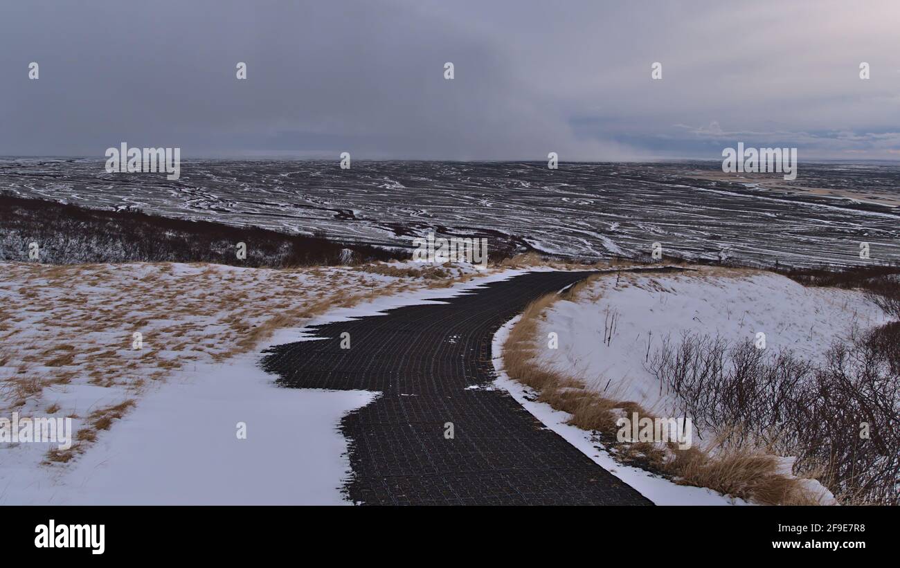 Wanderweg im Skaftafell Nationalpark im Süden Islands mit herrlichem Panoramablick über die karge Landschaft von Öræfasveit in der Wintersaison. Stockfoto