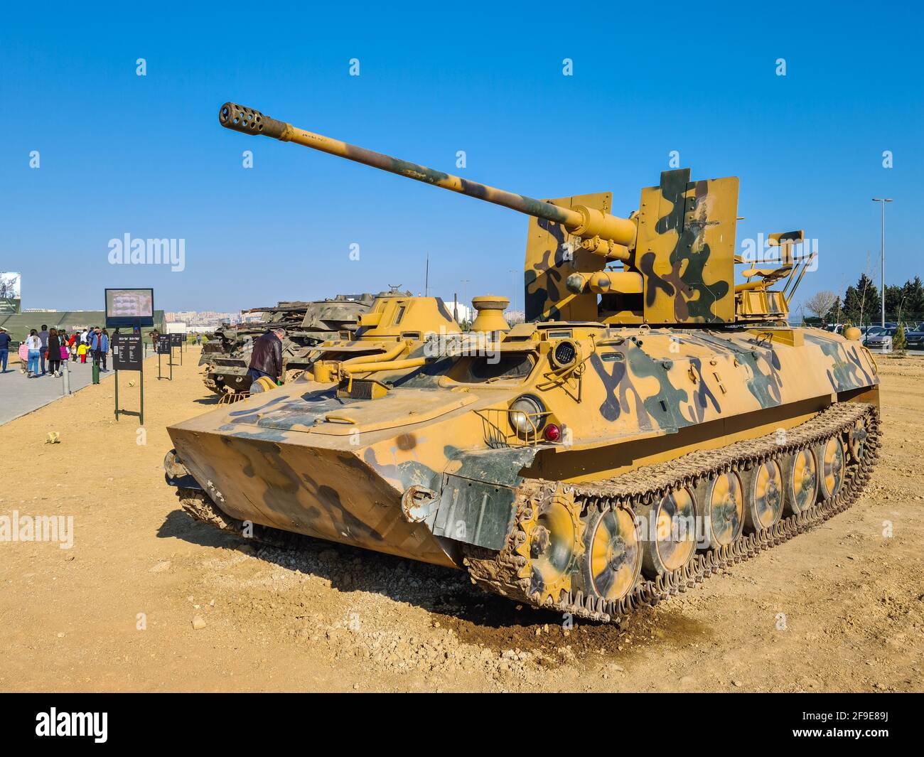 AZP S-60 auf dem gepanzerten Raupenfahrzeug MT-LB - Baku, Aserbaidschan, 04-16-2021 Stockfoto