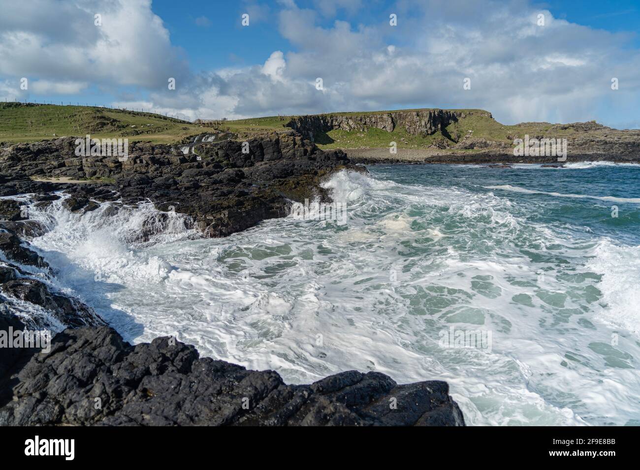 Irische See an der Causeway Coast Stockfoto