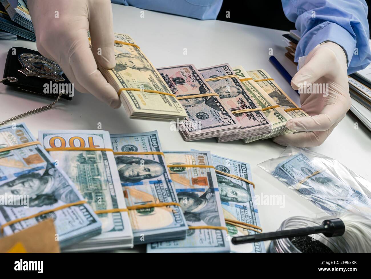 Spezialisierter Polizist, der Dollar-Banknoten im Kriminallabor zählt, konzeptuelles Bild Stockfoto