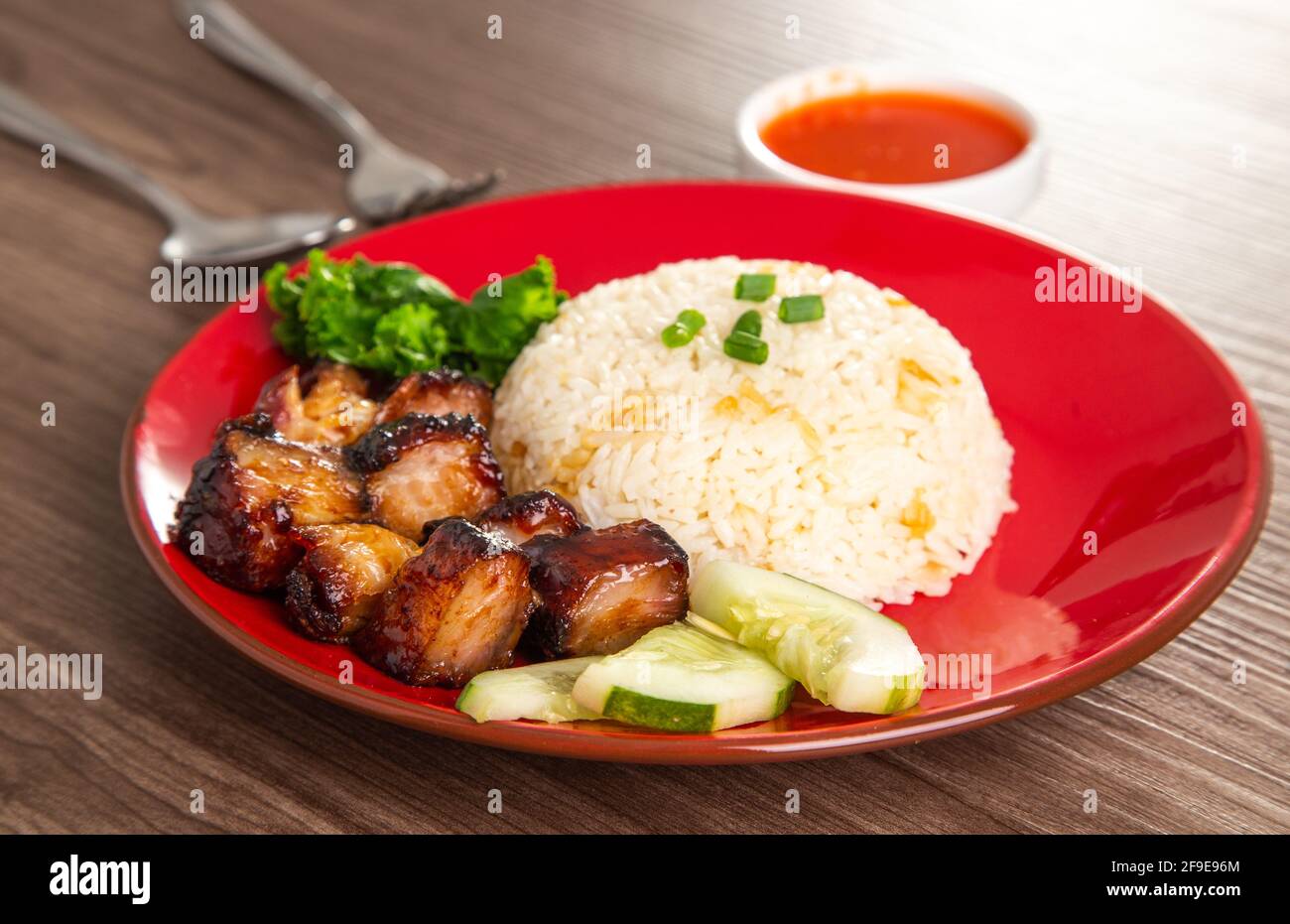 Chinese Sweet BBQ Schweinefleisch wird in einer süßen BBQ-Sauce mariniert und dann geröstet. Stockfoto