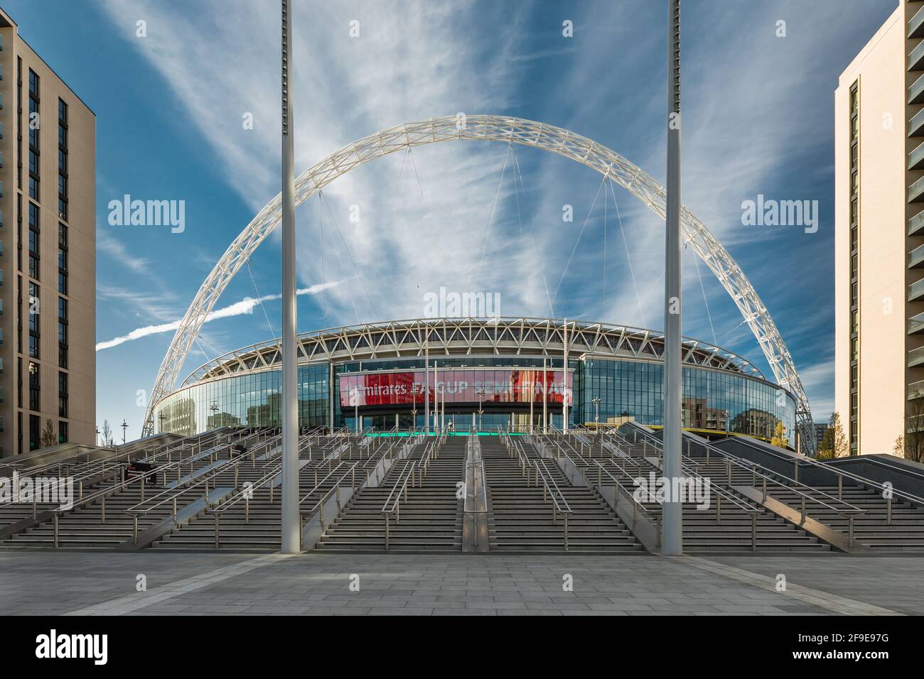 Wembley Stadium, Wembley Park, Großbritannien. 18. April 2021.die neuen olympischen Stufen des Wembley Stadions sind vor dem heutigen Halbfinale des FA Cup zwischen Leicester City und Southampton für die Öffentlichkeit zugänglich. 4,000 Fußballfans werden an der heutigen Veranstaltung in Wembley teilnehmen, der größten Zuschauermenge, die seit mehr als 12 Monaten ein Fußballspiel in einem großen britischen Stadion gesehen hat. Amanda Rose/Alamy Live News Stockfoto