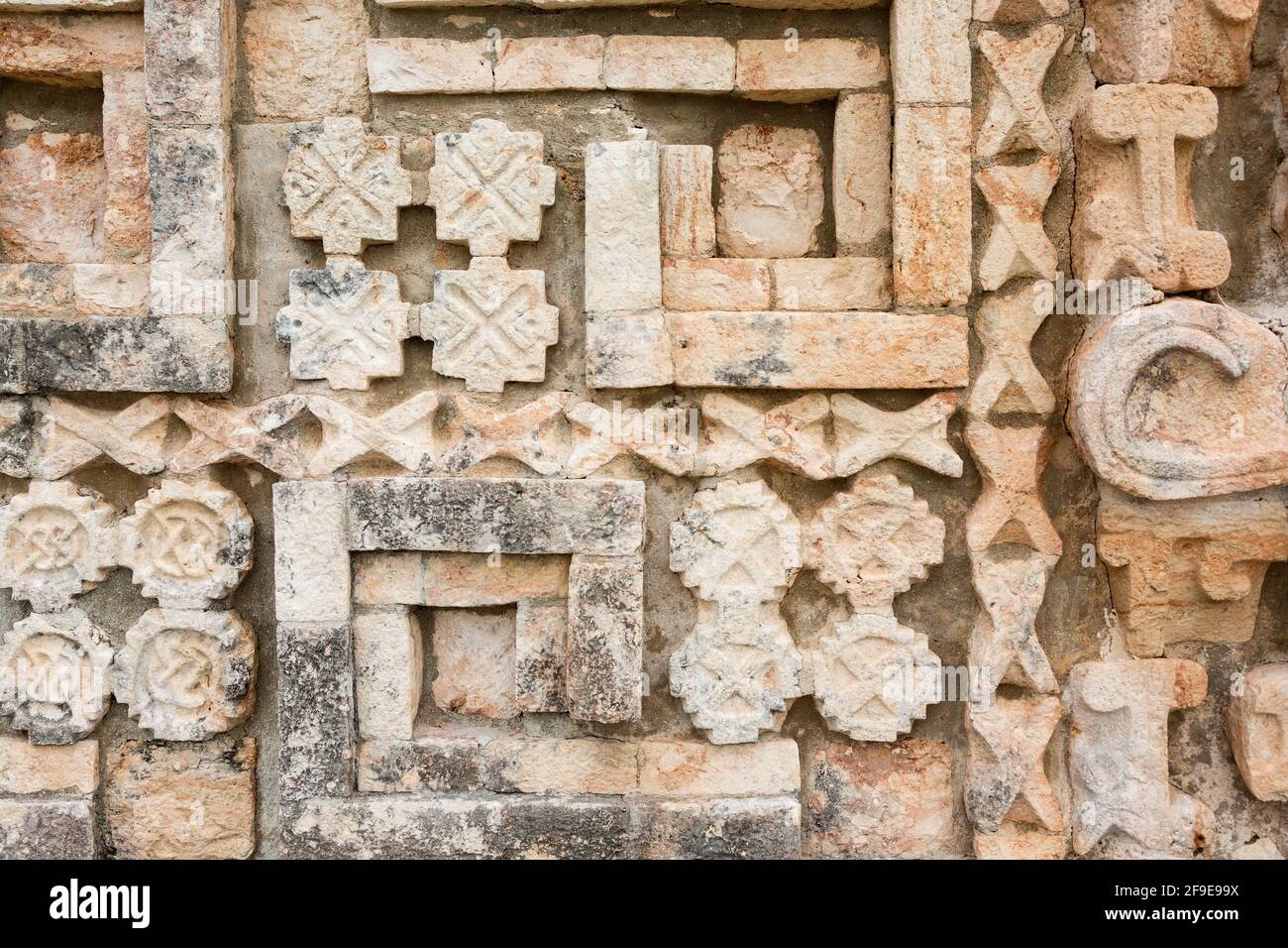 Kunstvolle Dekoration an der Wand der Maya Grand Pyramid Ruinen in Uxmal, Yucatan, Mexiko Stockfoto