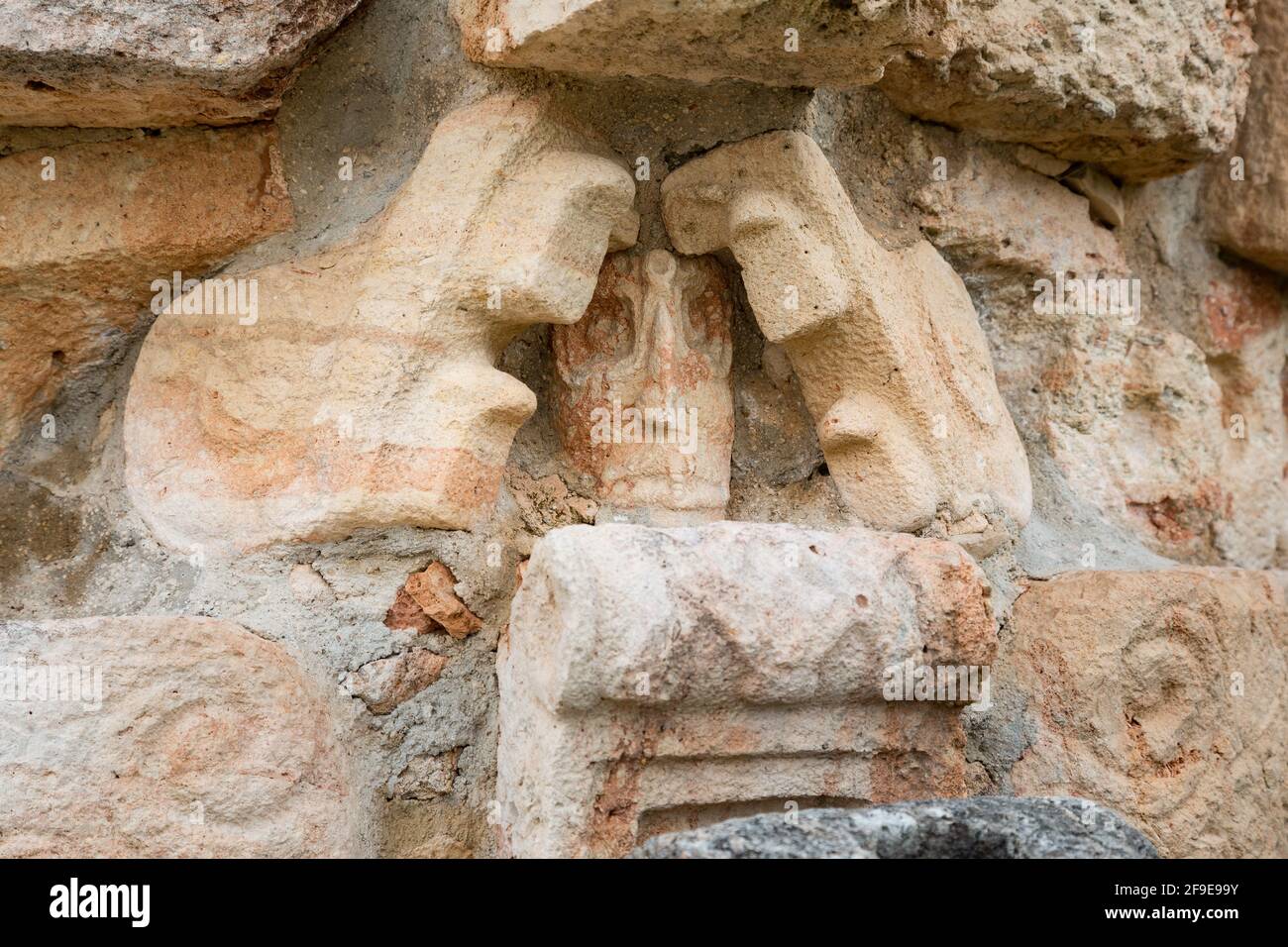 Steinwand an den Maya-Ruinen der Grand Pyramid in Uxmal, Yucatan, Mexiko Stockfoto