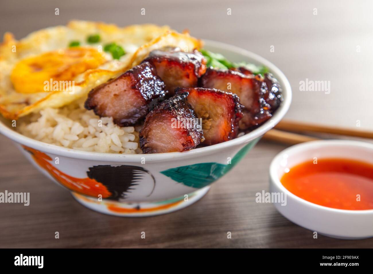 Chinese Sweet BBQ Schweinefleisch wird in einer süßen BBQ-Sauce mariniert und dann geröstet. Stockfoto