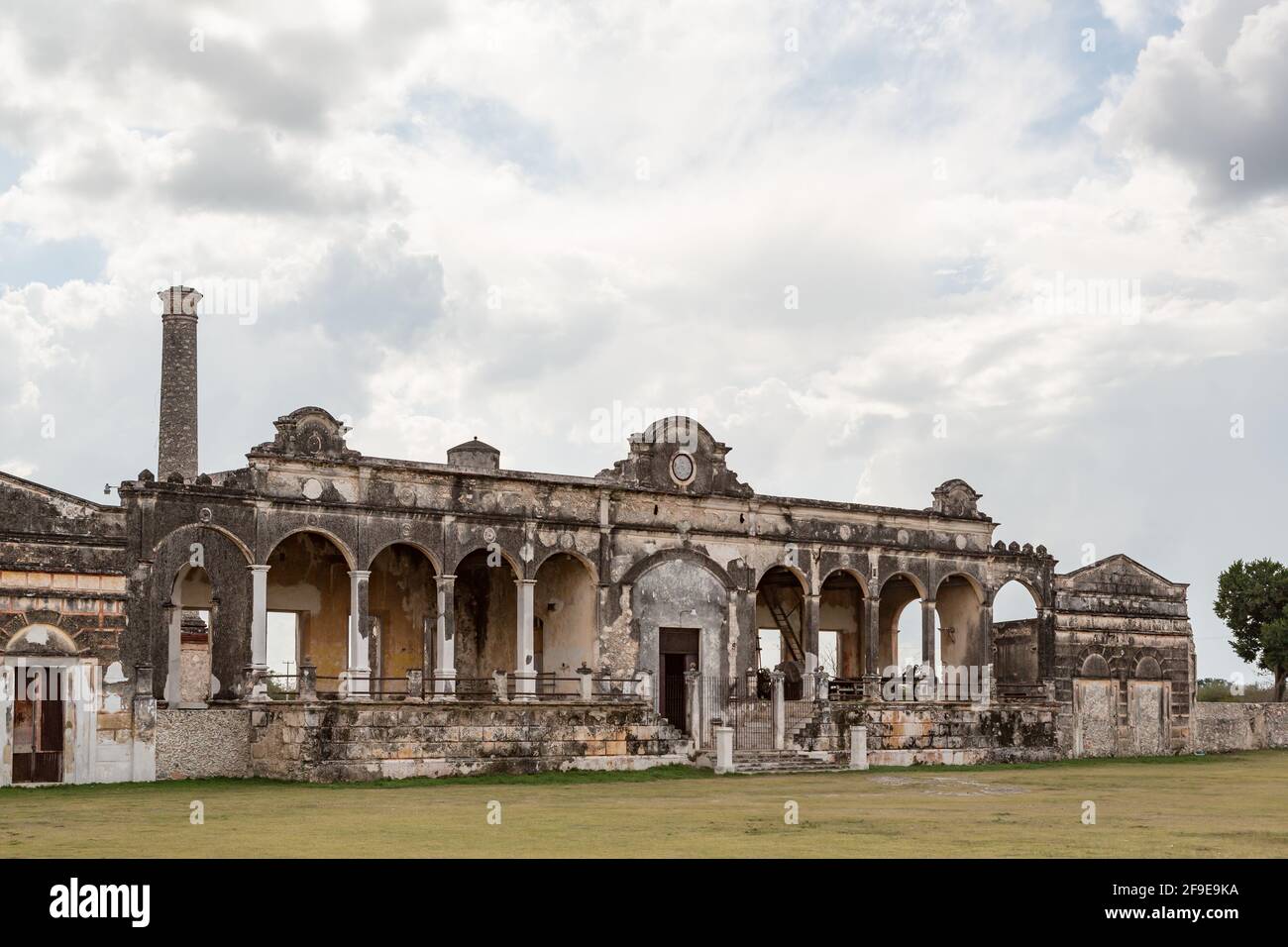 Ruine einer verlassenen Sisal- oder Henequen-Agave-Plantagenfabrik in Hacienda Yaxcopoil, Yucatan, Mexiko Stockfoto