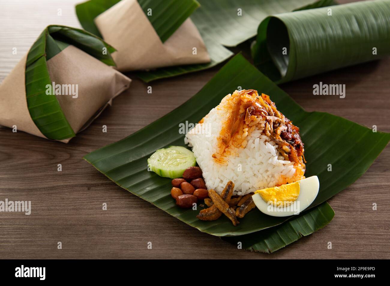 Nasi-Lemak-Packung in Bananenblatt, beliebtes Frühstück in Malaysia Stockfoto