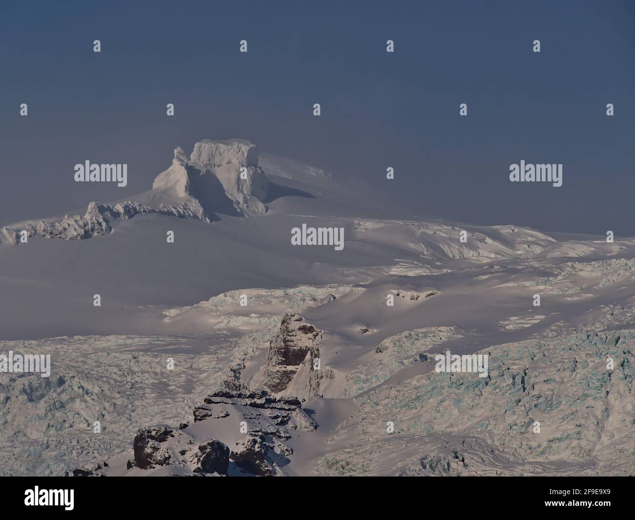 Atemberaubende Aussicht auf den schneebedeckten Öræfajökull-Vulkan in Südisland mit rauen Gletschern, Eisfällen und dem Hvannadalshnúkur-Gipfel (2110 m). Stockfoto