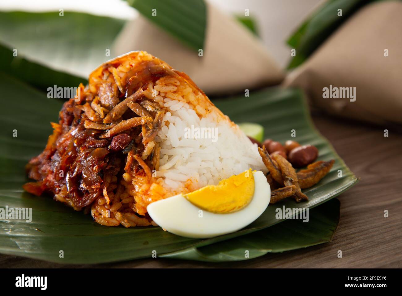 Nasi-Lemak-Packung in Bananenblatt, beliebtes Frühstück in Malaysia Stockfoto