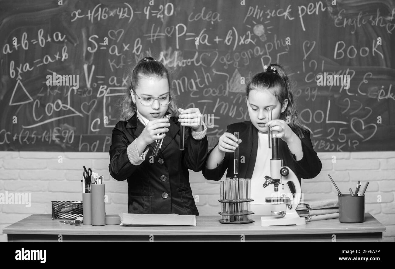 Recherche. Biologie Wissenschaft. Glückliche kleine Mädchen. Kleine Mädchen Wissenschaftler arbeiten mit dem Mikroskop. Chemie Forschung. Wissenschaft Experimente in Stockfoto
