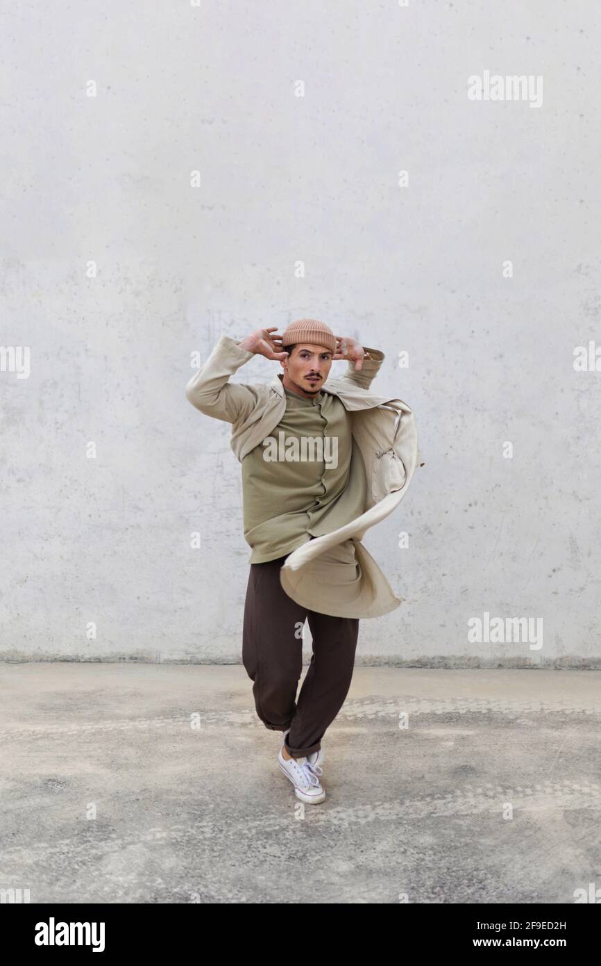 Seitenansicht eines talentierten männlichen Tänzers beim Breakdancing in einer geräumigen Passage Im Stadtgebiet Stockfoto