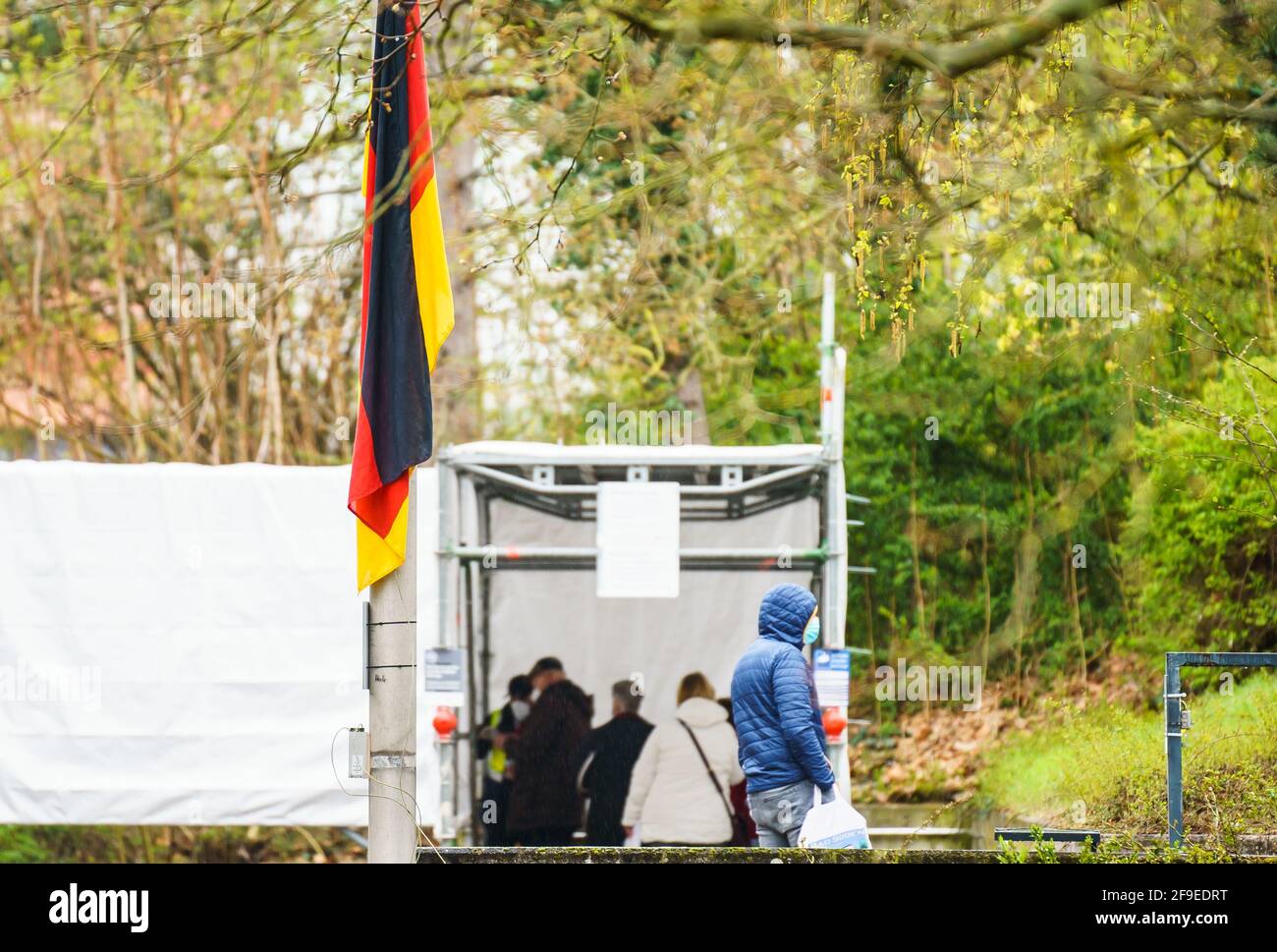 Mainz, Deutschland. April 2021. Im Impfzentrum in der Landeshauptstadt stehen die Menschen Schlange. Rund 40,000 Impfdosen (je 20,000 von AstraZeneca und BioNTech) werden nach Angaben des Impfkoordinators in den Impfzentren in Rheinland-Pfalz verabreicht. Möglich wird dies durch eine spezielle Impfkampagne am Wochenende. Quelle: Andreas Arnold/dpa/Alamy Live News Stockfoto