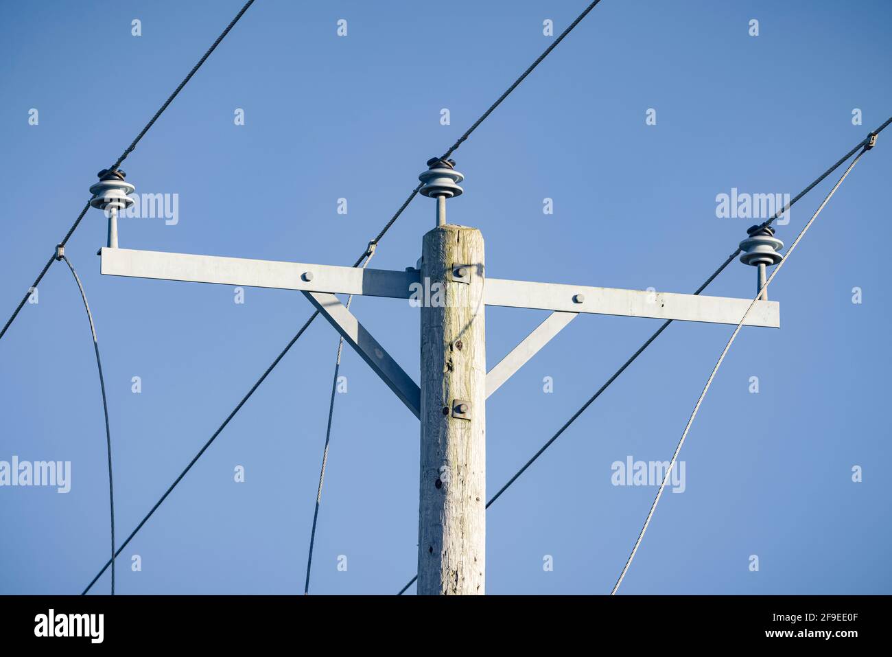 Stromversorgung Netzanschluss aus nächster Nähe, Freileitungen gegen blauen Himmel, Großbritannien Stockfoto