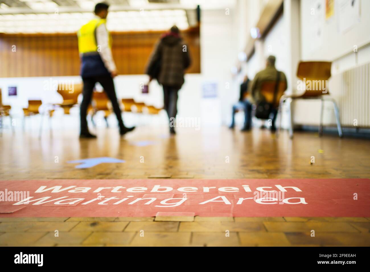 Mainz, Deutschland. April 2021. Die Menschen gehen in den Wartebereich des Impfzentrums in der Landeshauptstadt. Nach Angaben des Impfkoordinators werden rund 40,000 Impfdosen (je 20,000 AstraZeneca und BioNTech) in den Impfzentren in Rheinland-Pfalz verabreicht. Möglich wird dies durch eine spezielle Impfkampagne am Wochenende. Quelle: Andreas Arnold/dpa/Alamy Live News Stockfoto