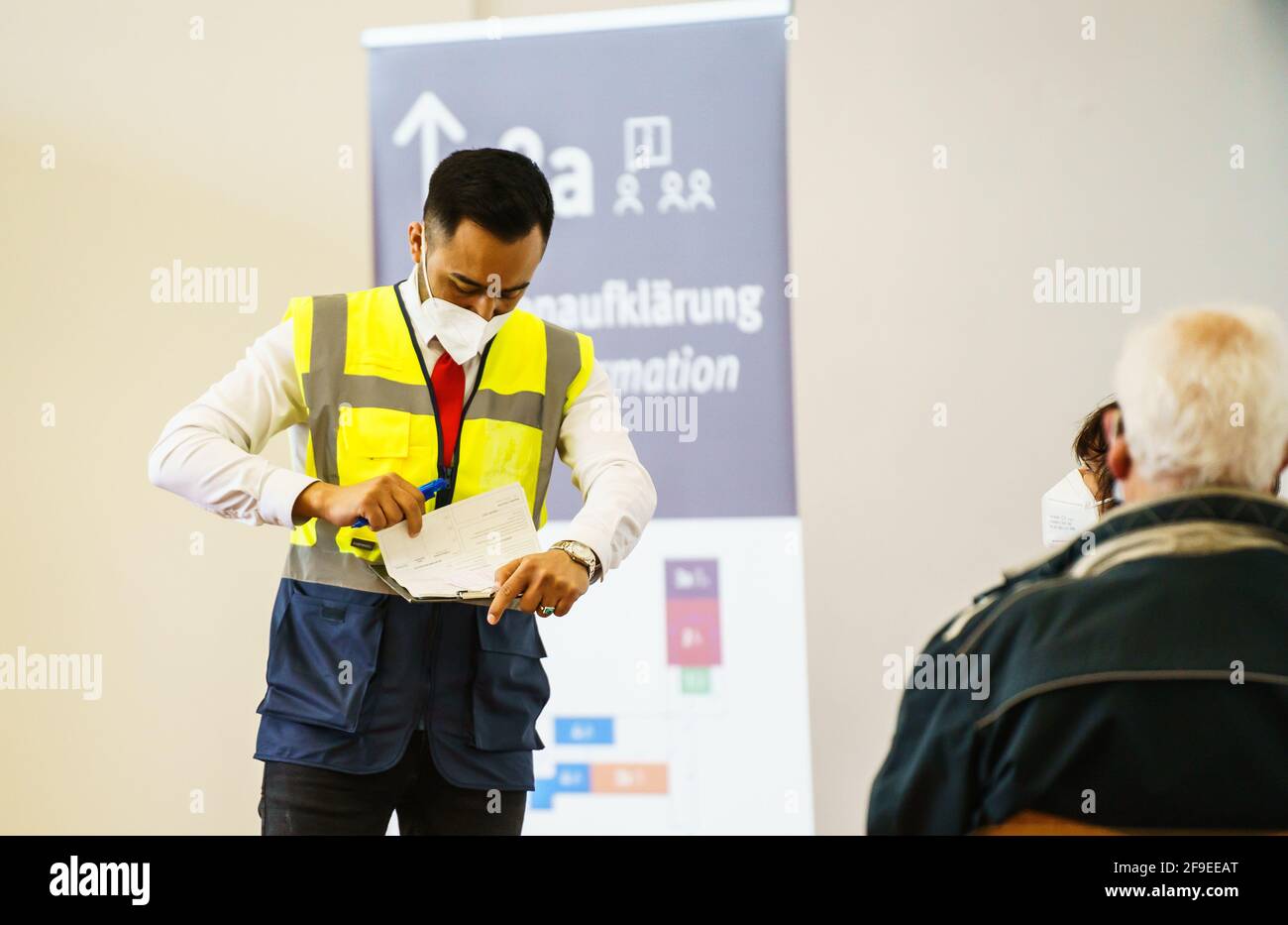 Mainz, Deutschland. April 2021. Ein Mitarbeiter des Impfzentrums in der Landeshauptstadt prüft das Informationsblatt. Rund 40,000 Impfdosen (je 20,000 von AstraZeneca und BioNTech) werden nach Angaben des Impfkoordinators in den Impfzentren in Rheinland-Pfalz verabreicht. Möglich wird dies durch eine spezielle Impfkampagne am Wochenende. Quelle: Andreas Arnold/dpa/Alamy Live News Stockfoto