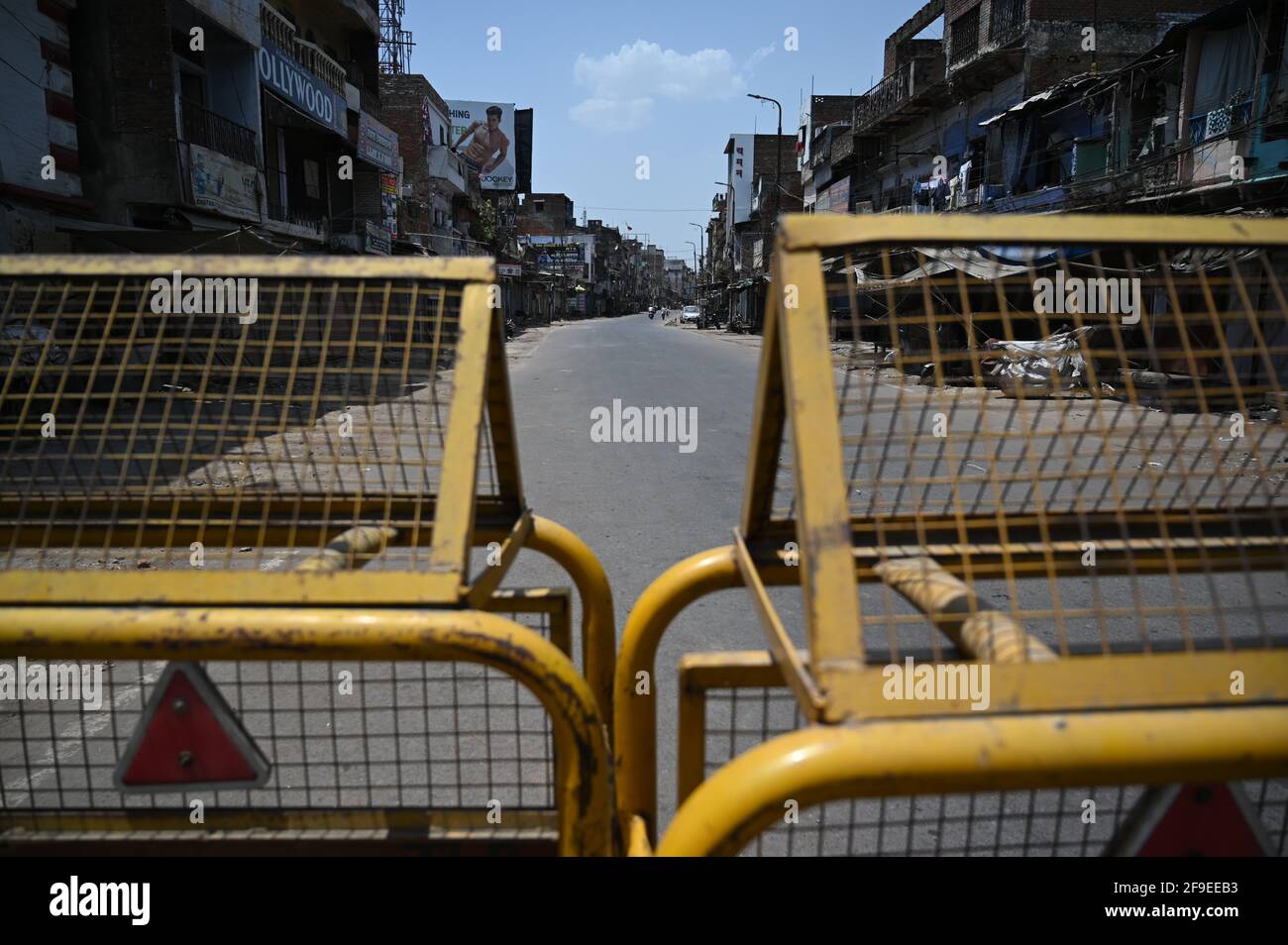 Allahabad, Uttar Pradesh, Indien. April 2021. Prayagraj: Straße trägt Wüstenlook während der Sonntagssperrung, die am Sonntag, dem 18. April 2021, nach den steigenden COVID-19-Fällen in Prayagraj verhängt wurde. Quelle: Prabhat Kumar Verma/ZUMA Wire/Alamy Live News Stockfoto