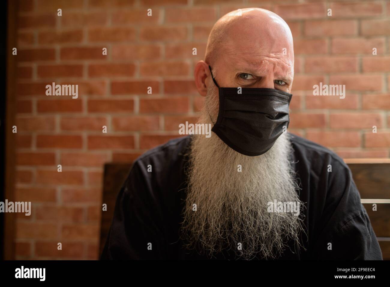 Ernster Mann mit langen grauen Bart trägt Gesichtsmaske zu Vor Coronavirus  Covid 19 schützen Stockfotografie - Alamy