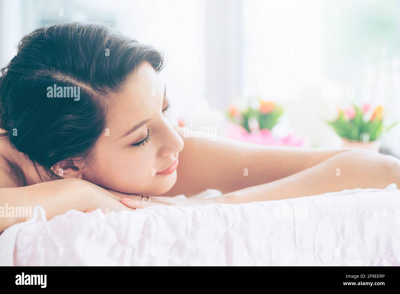 Entspannt junge Frau im luxuriösen Wellnessbereich. Stockfoto