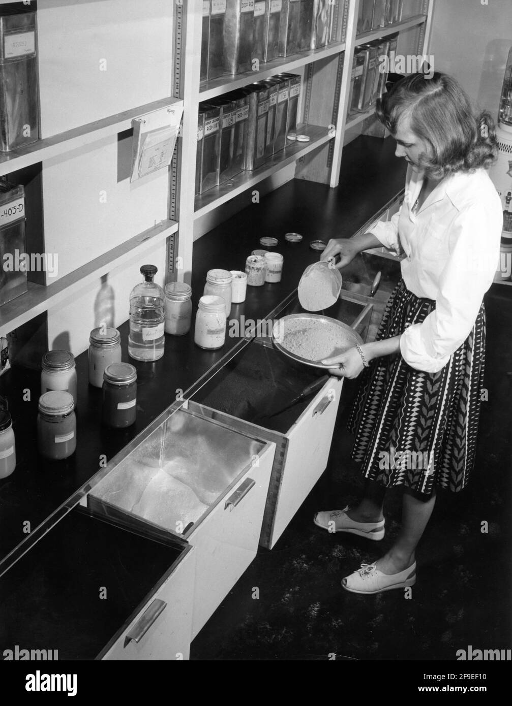 Nicht identifizierte Technikerin, die im LACKIERLABOR des arbeitet Neue WALT DISNEY STUDIOS in 500 South Buena Vista Street Burbank California, das am 23. Februar 1940 für die Öffentlichkeit eröffnete Walt Disney Productions / RKO Radio Pictures Stockfoto