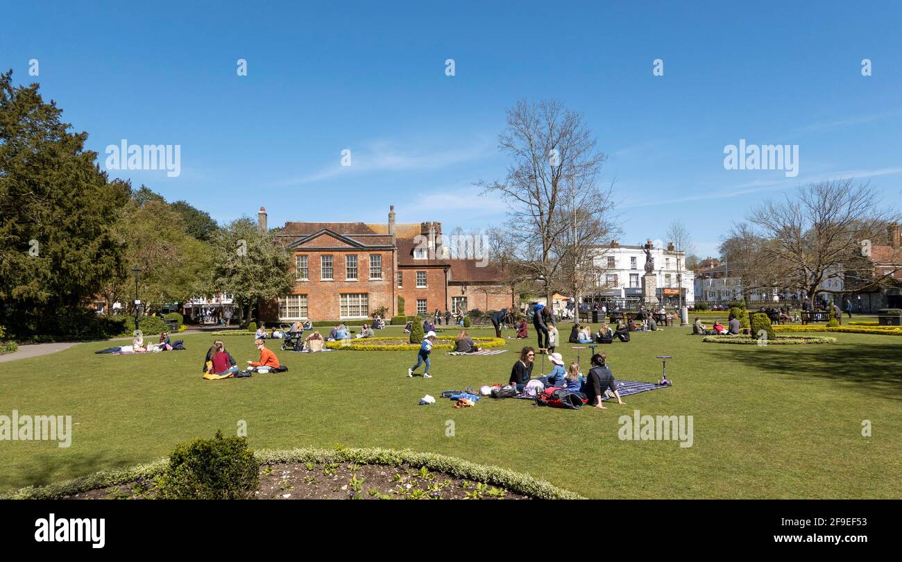 Winchester, Hampshire, England, Großbritannien. 2021. Die Abbey Gardens und Spielplatz im Stadtzentrum dieser berühmten Stadt. Stockfoto