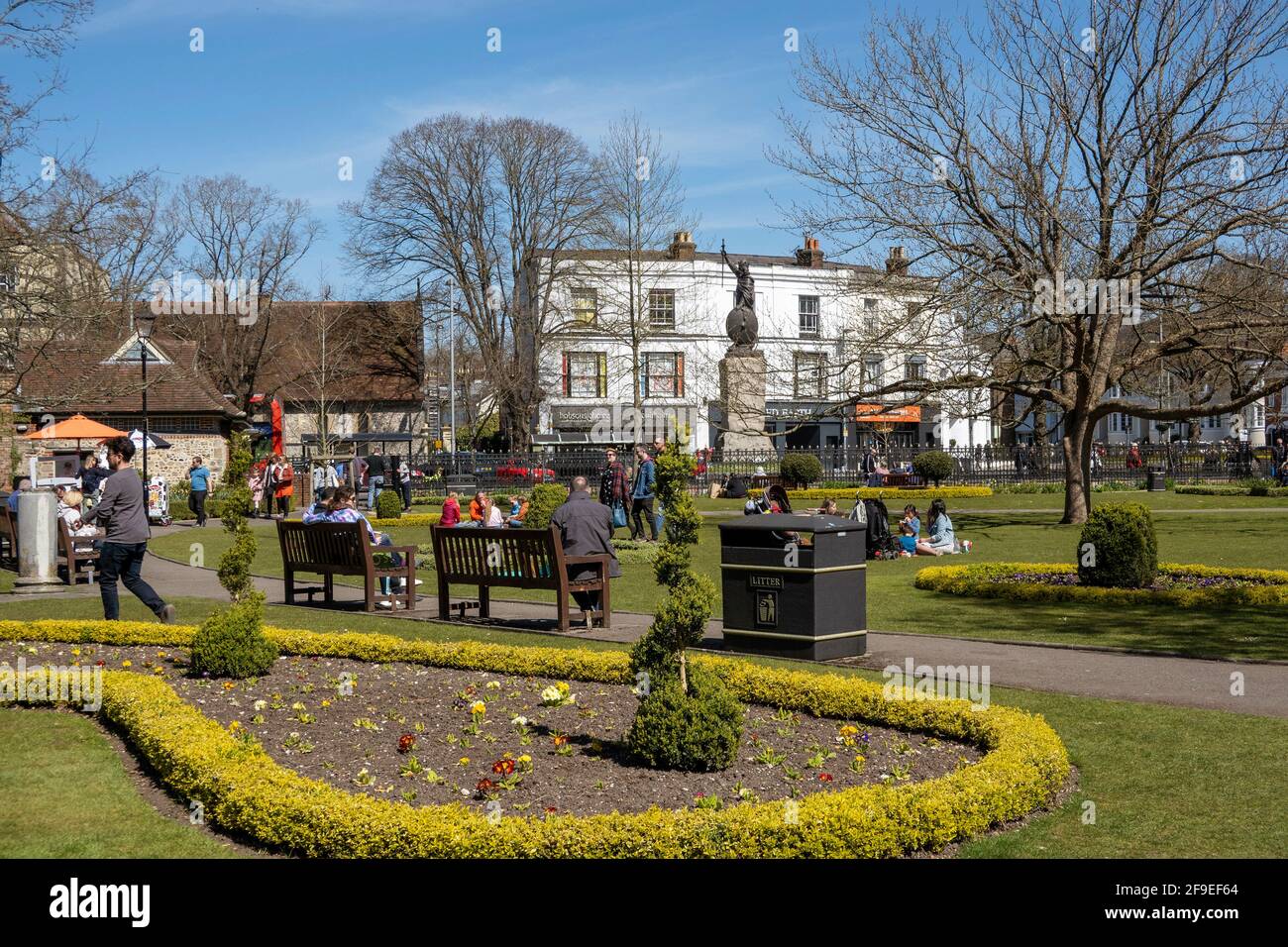 Winchester, Hampshire, England, Großbritannien. 2021. Die Abbey Gärten und Spielplatz im Stadtzentrum dieser berühmten Stadt und Kulisse von König Alfred dem GRE Stockfoto