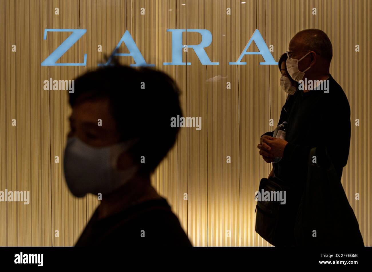 Hongkong, China. April 2021. Die Käufer kommen am spanischen multinationalen Bekleidungsdesign-Einzelhandelsunternehmen by Inditex, dem Zara-Laden und -Logo in Hongkong vorbei. Kredit: SOPA Images Limited/Alamy Live Nachrichten Stockfoto