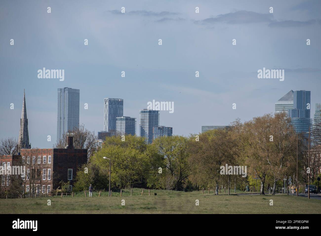 Canary Wharf Wolkenkratzer erscheinen über Bäumen am Blackheath Common in südöstlich von London Stockfoto