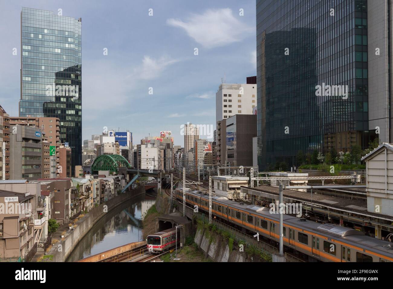 Ein Tokyo Metro 02-Zug auf der Marunouchi-Linie fährt auf der Chuo-Linie unter einem E233-Zug am Bahnhof Ochanomizu, Tokio, Japan. Stockfoto