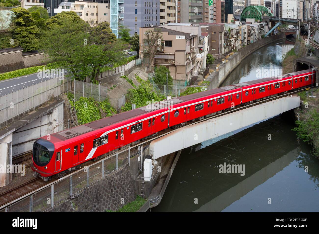 Ein Tokyo Metro 2000-Zug auf der Maronouchi-Linie vom Bahnhof Ochanomizu. Tokio, Japan Stockfoto