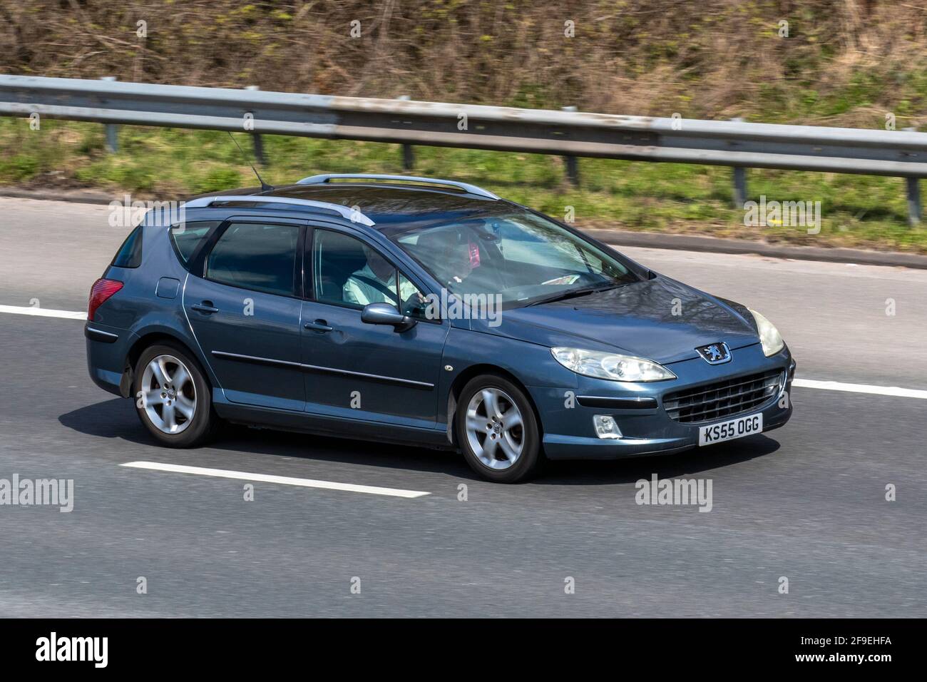 2006 grauer Peugeot 407 SW X-Line HDL; Fahrzeuge, Autos, Fahrzeuge, die auf britischen Straßen fahren, Motoren, auf dem englischen Autobahnnetz M6 fahren Stockfoto