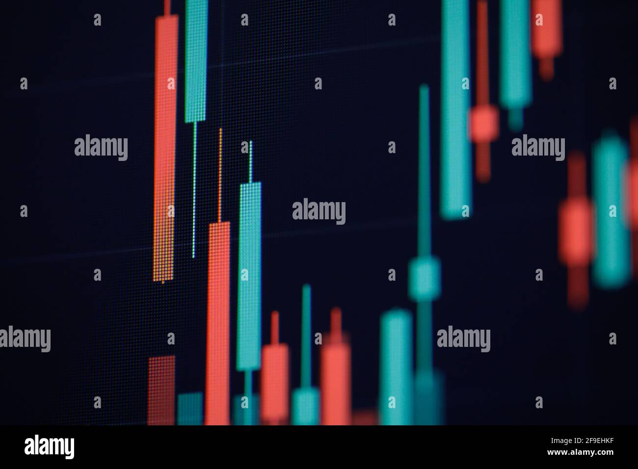 Geringe Schärfentiefe (selektiver Fokus) mit Details eines Candlestick-Diagramms auf einem Computerbildschirm. Stockfoto