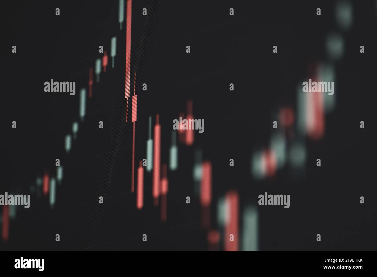 Geringe Schärfentiefe (selektiver Fokus) mit Details eines Candlestick-Diagramms auf einem Computerbildschirm. Stockfoto