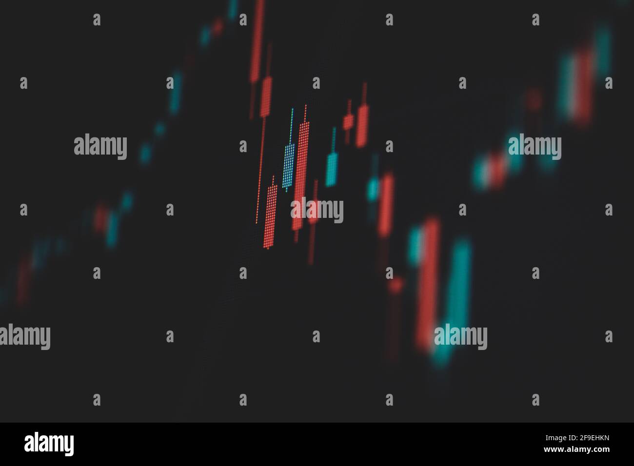 Geringe Schärfentiefe (selektiver Fokus) mit Details eines Candlestick-Diagramms auf einem Computerbildschirm. Stockfoto