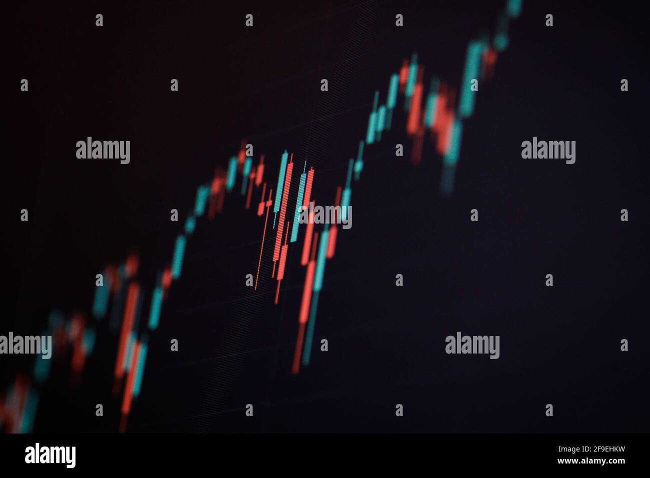 Geringe Schärfentiefe (selektiver Fokus) mit Details eines Candlestick-Diagramms auf einem Computerbildschirm. Stockfoto