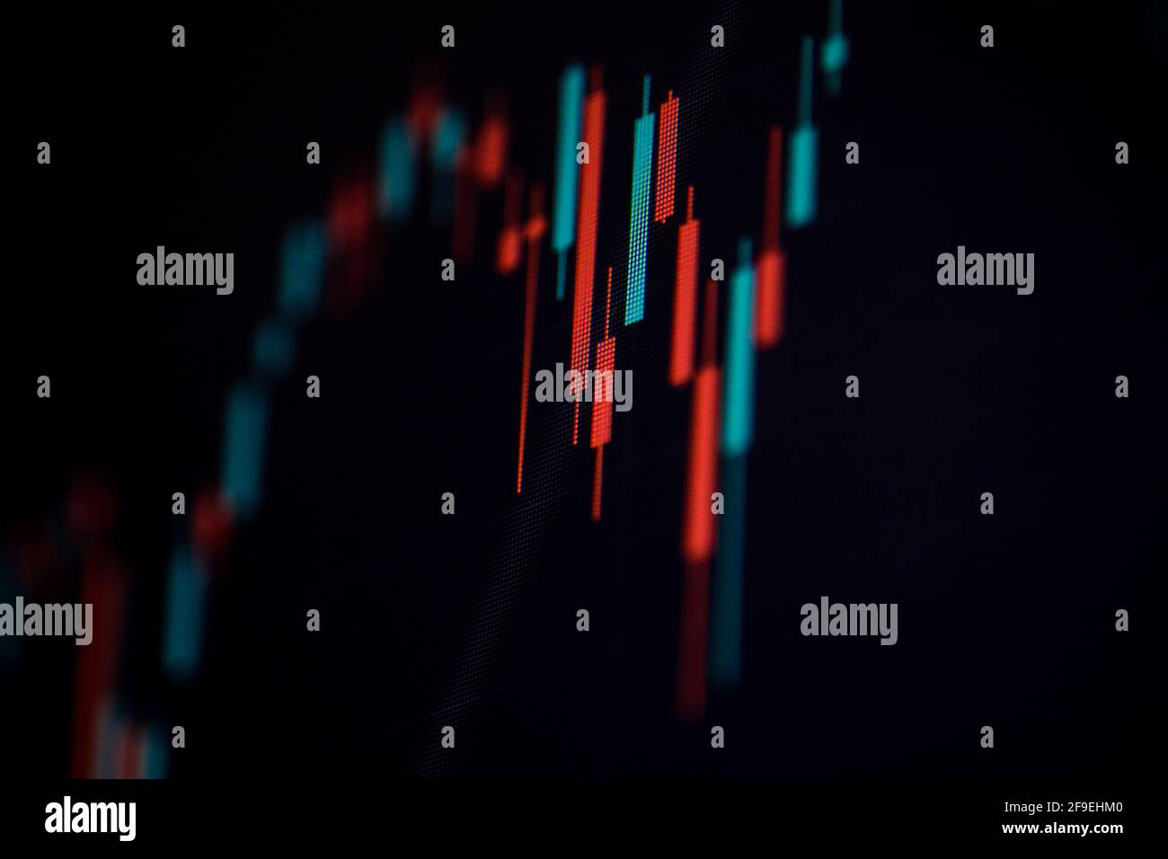 Geringe Schärfentiefe (selektiver Fokus) mit Details eines Candlestick-Diagramms auf einem Computerbildschirm. Stockfoto