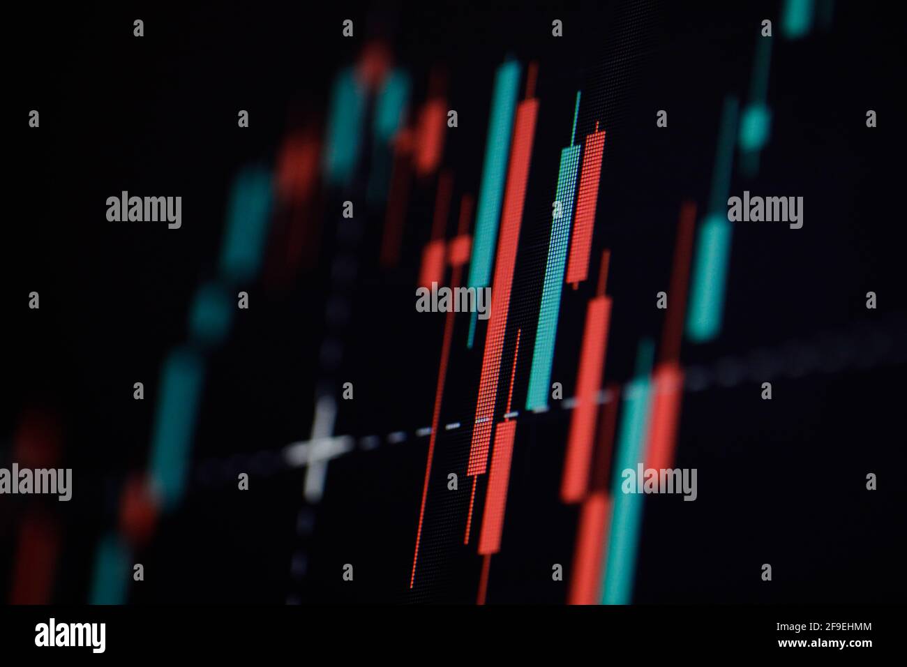 Geringe Schärfentiefe (selektiver Fokus) mit Details eines Candlestick-Diagramms auf einem Computerbildschirm. Stockfoto