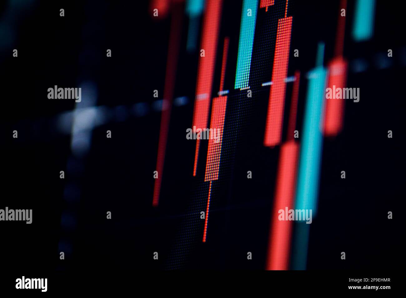 Geringe Schärfentiefe (selektiver Fokus) mit Details eines Candlestick-Diagramms auf einem Computerbildschirm. Stockfoto