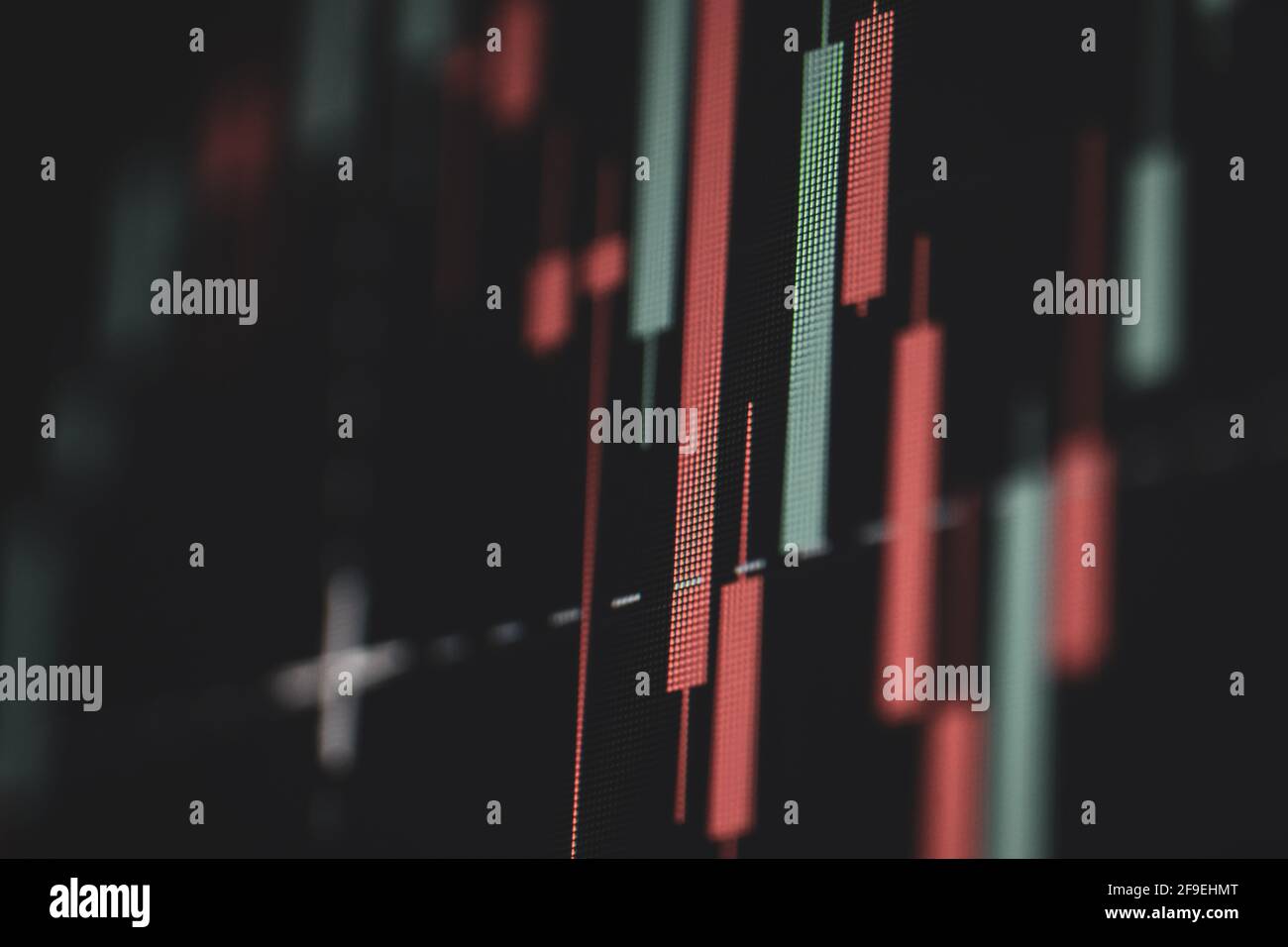 Geringe Schärfentiefe (selektiver Fokus) mit Details eines Candlestick-Diagramms auf einem Computerbildschirm. Stockfoto