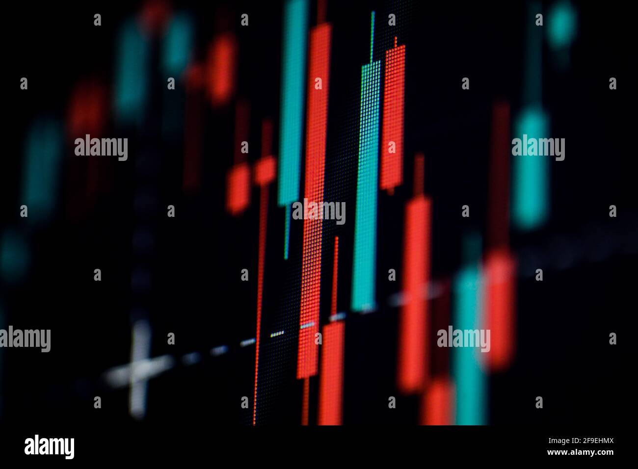 Geringe Schärfentiefe (selektiver Fokus) mit Details eines Candlestick-Diagramms auf einem Computerbildschirm. Stockfoto