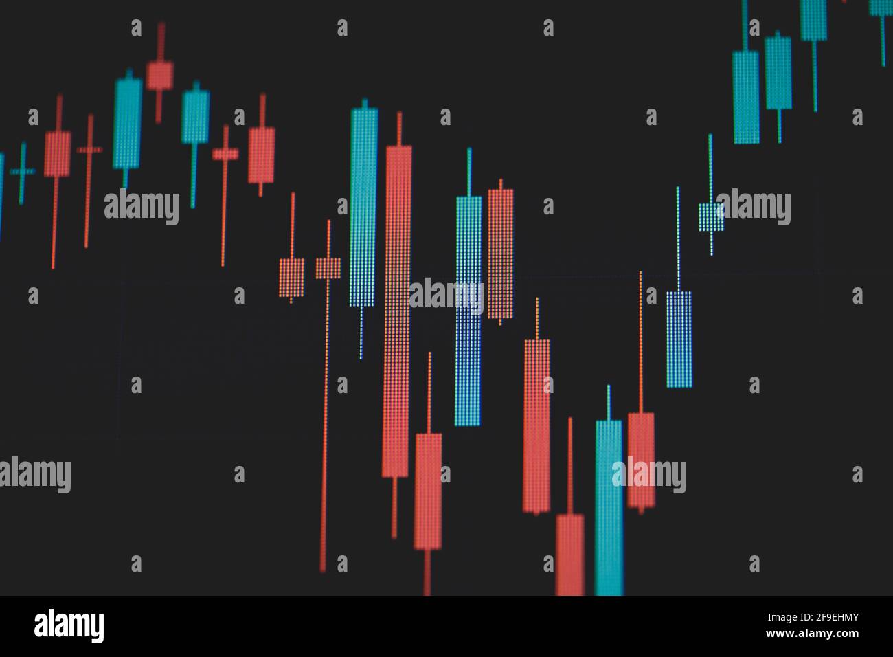 Geringe Schärfentiefe (selektiver Fokus) mit Details eines Candlestick-Diagramms auf einem Computerbildschirm. Stockfoto