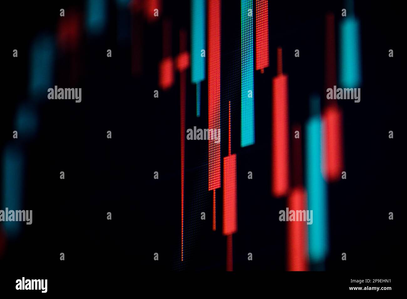 Geringe Schärfentiefe (selektiver Fokus) mit Details eines Candlestick-Diagramms auf einem Computerbildschirm. Stockfoto