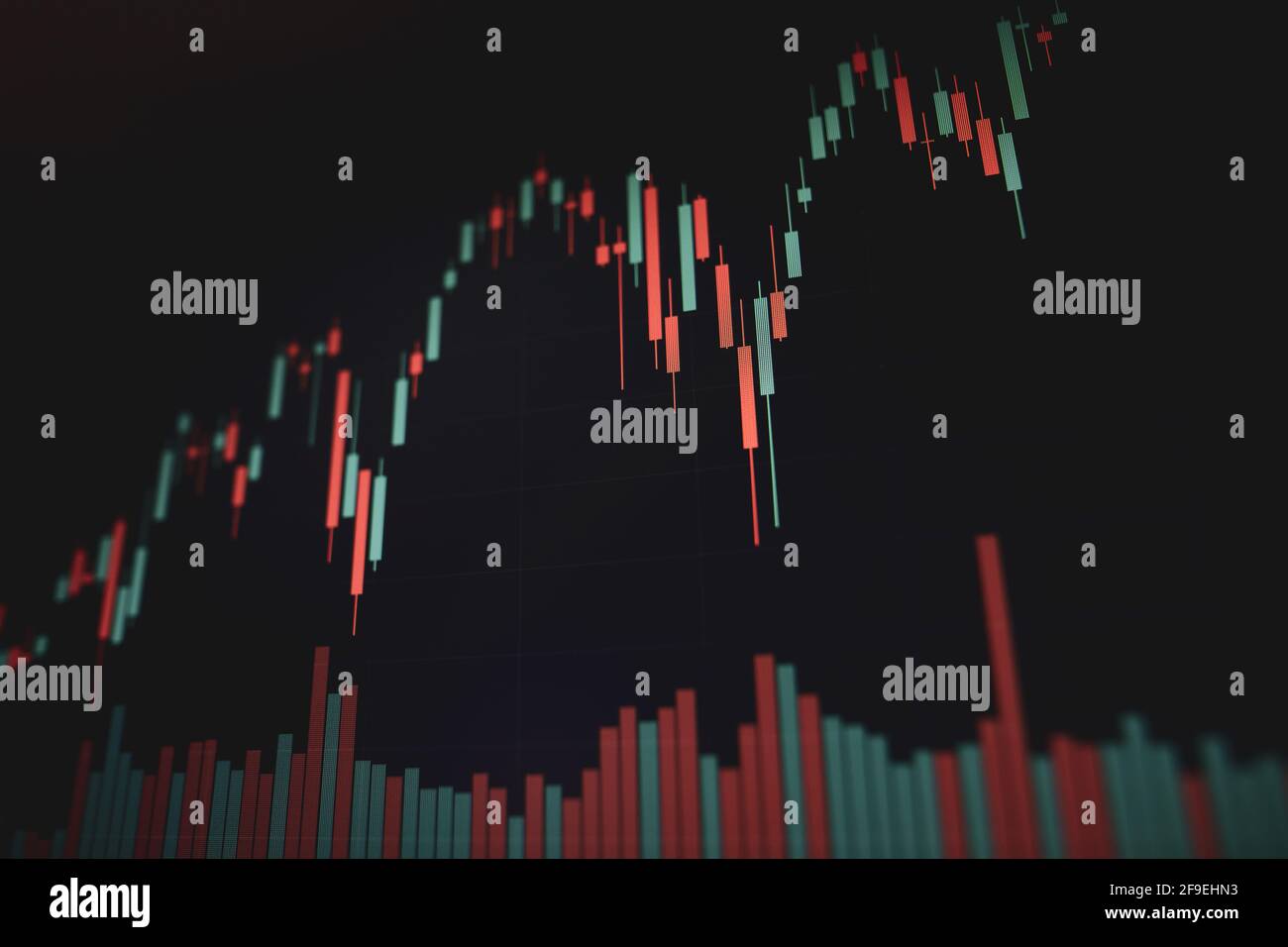 Geringe Schärfentiefe (selektiver Fokus) mit Details eines Candlestick-Diagramms auf einem Computerbildschirm. Stockfoto