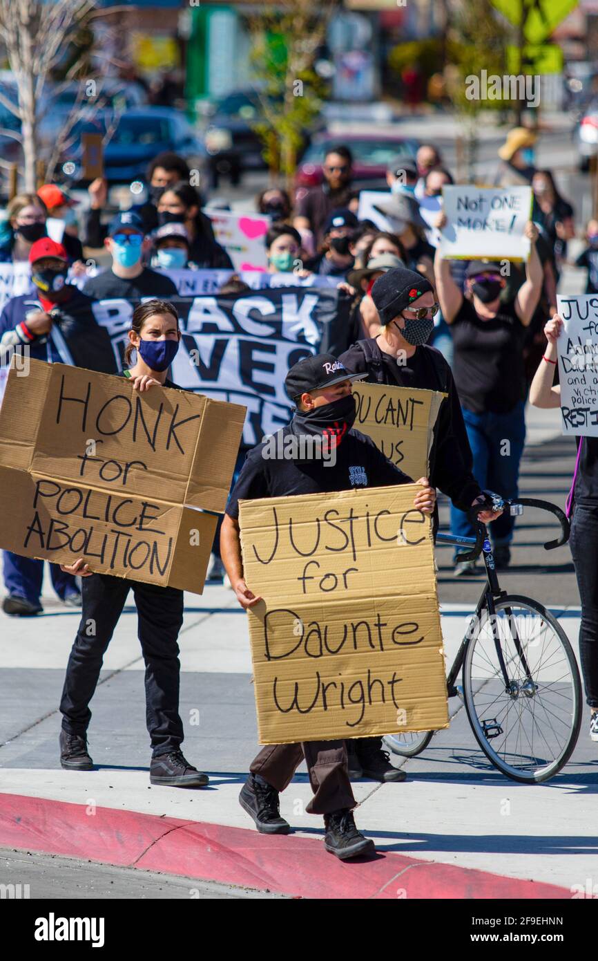 Reno, Usa. April 2021. Demonstranten der BLM halten Plakate mit ihrer Meinung während des marsches.Demonstranten versammeln sich zum marsch in Solidarität mit anderen Demonstranten der BLM (Black Lives Matter) im ganzen Land. Während die Gruppe von einigen, die sie vorbeikamen, in Gefechtet wurde, blieb der marsch friedlich. Kredit: SOPA Images Limited/Alamy Live Nachrichten Stockfoto