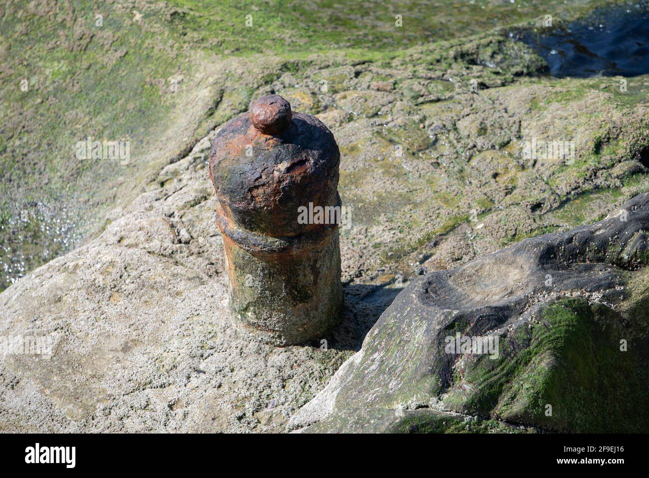 Alte Anlegestelle für Boote im Strandbereich Stockfoto
