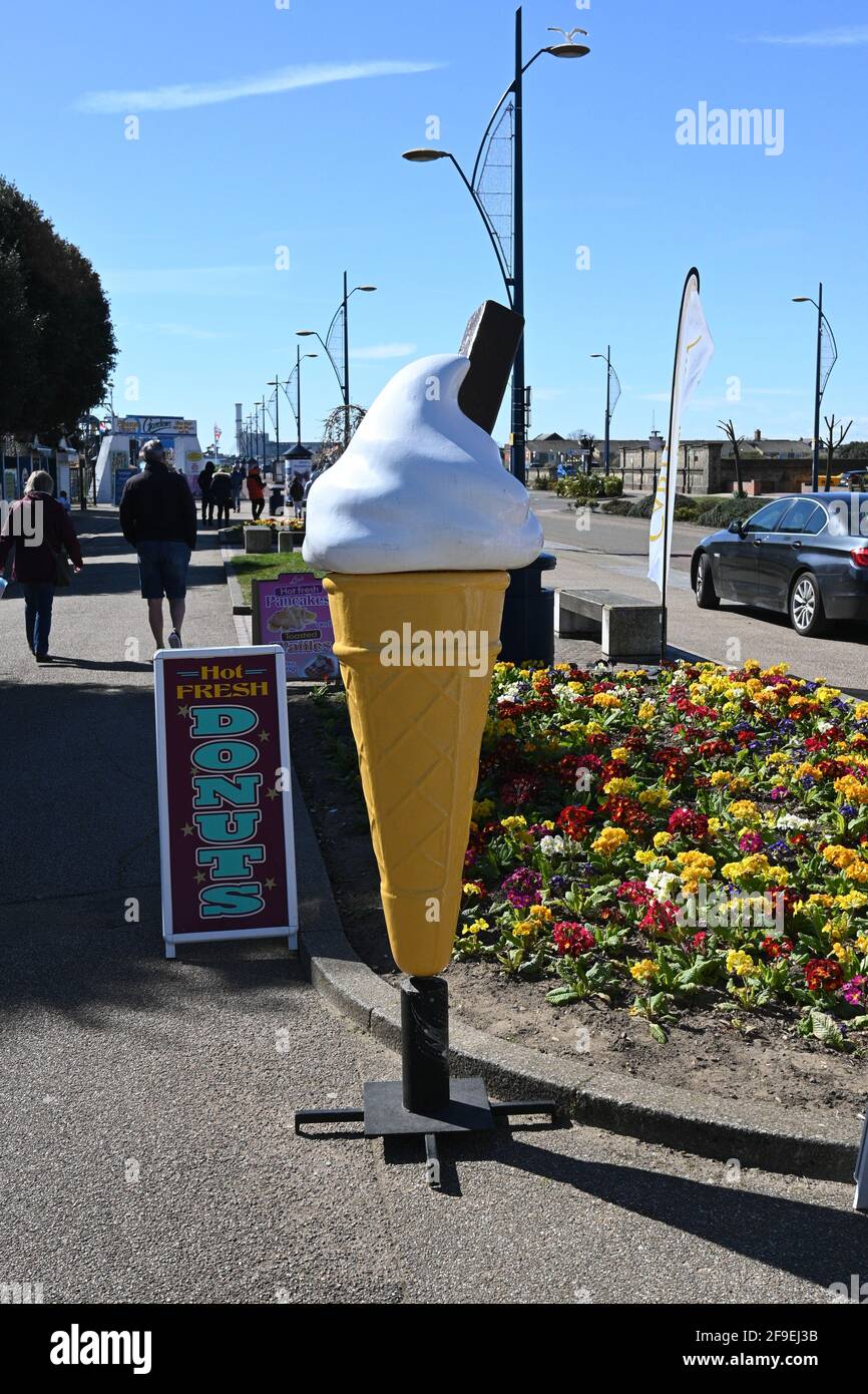 Große Yarmouth Extra große Kunststoff-Eis-Kegel Werbung ein Eisdiele entlang der Promenade Stockfoto