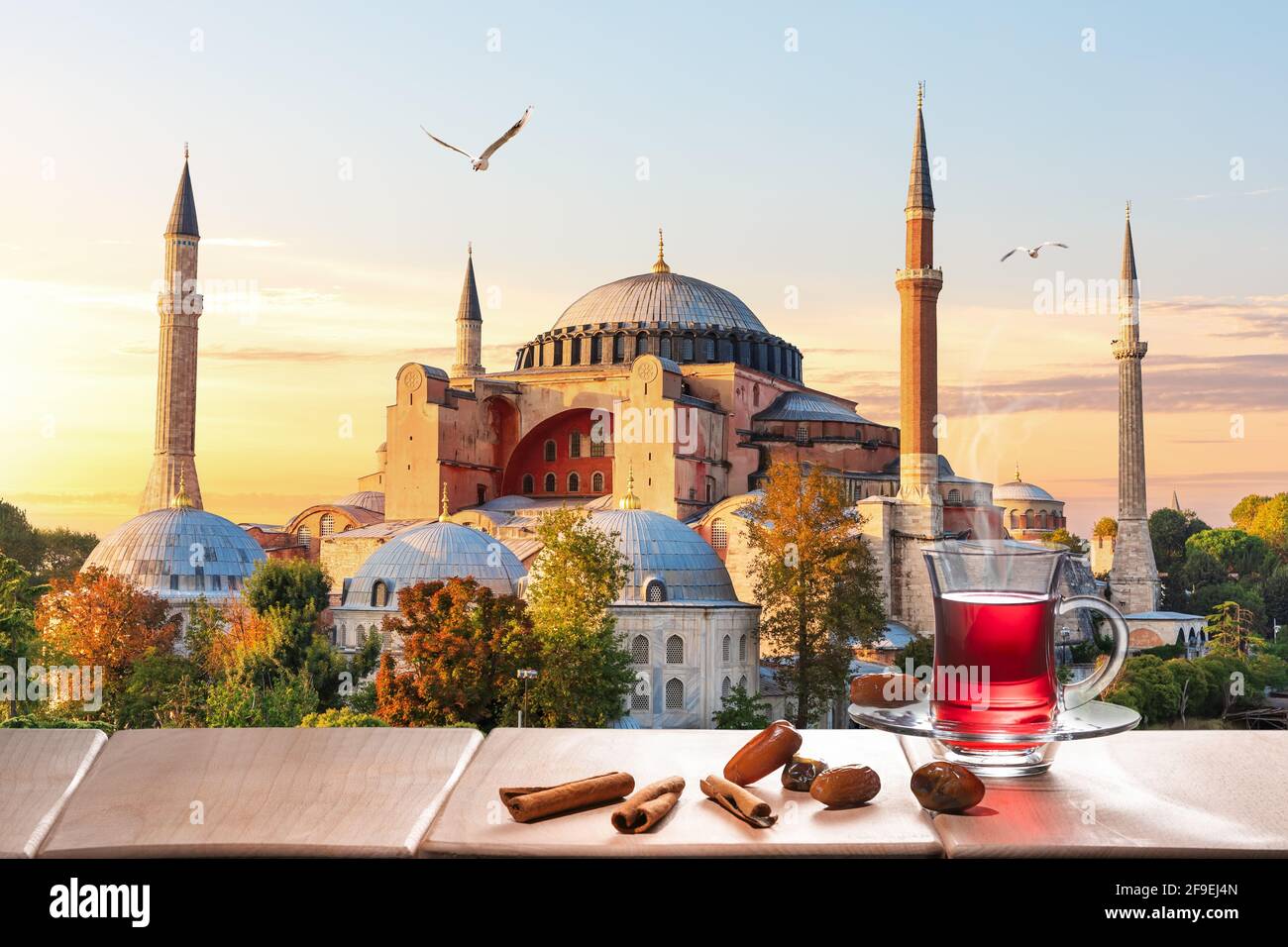 Die Hagia Sophia Moschee und die traditionelle türkische Teeparty in der Nähe, Istanbul Stockfoto